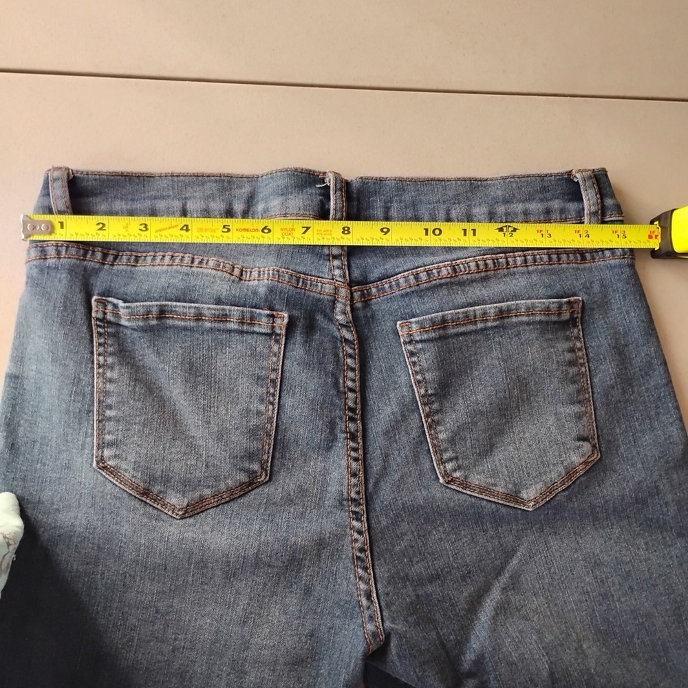 SOHO Embroidered Cropped Jeans – Size 6 – Floral Detail - Picture 6 of 9